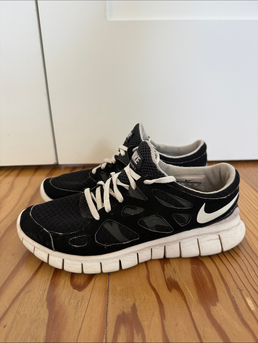 Nike Free Run 2 Black & White Low-Top Athletic Sneakers